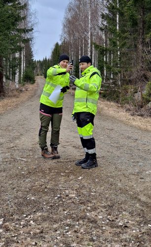 Geologin kenttätutkimus maastossa